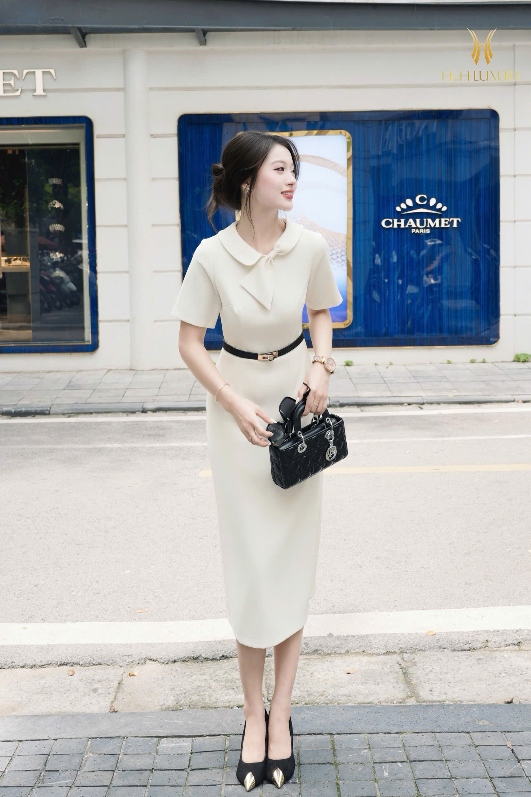 ĐẦM TRẮNG KEM ÔM A CỔ NƠ