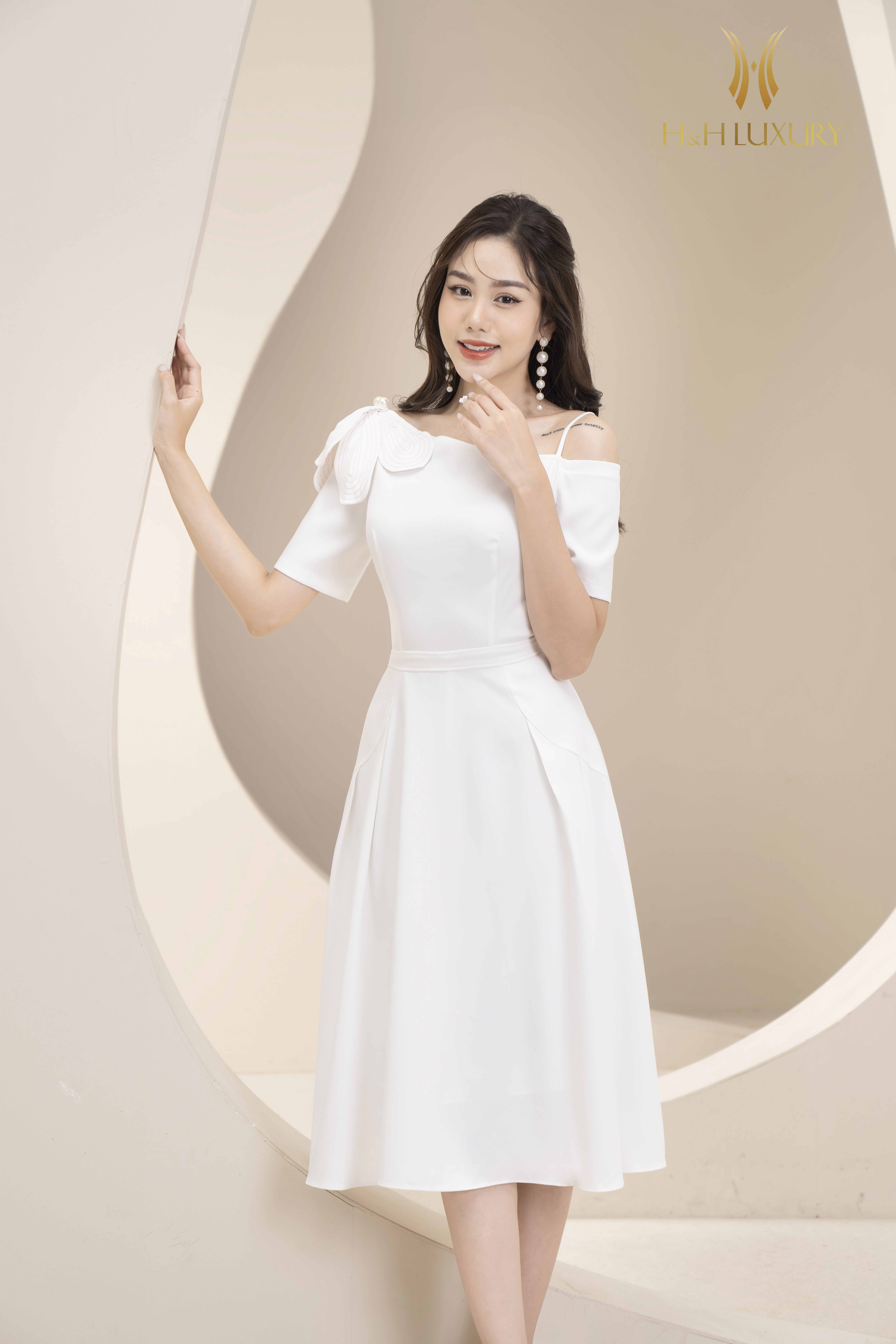 Đầm trắng xòe tay xếp ly cách điệu - Quần Áo Xưởng May ANN