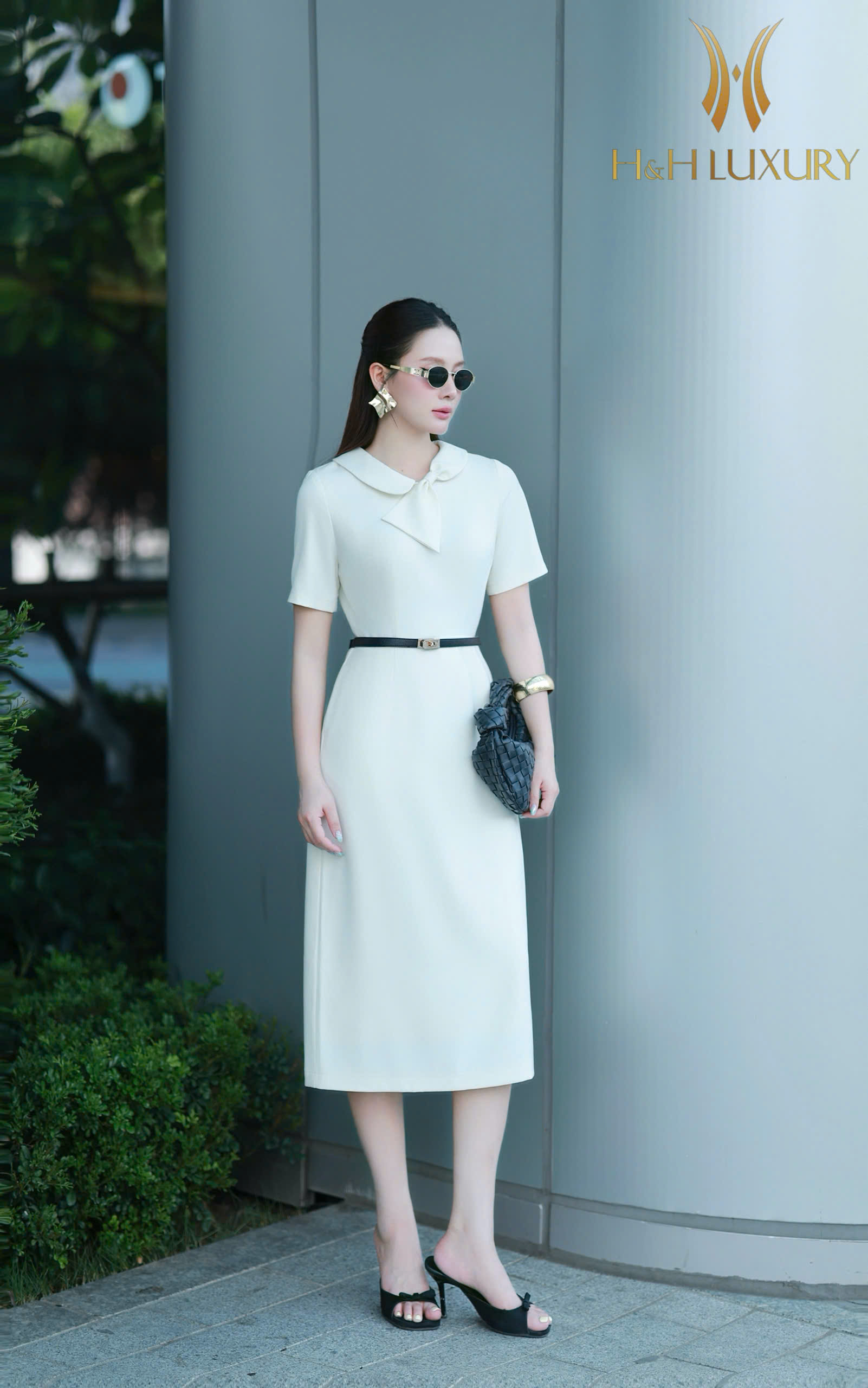 ĐẦM TRẮNG KEM ÔM A CỔ NƠ