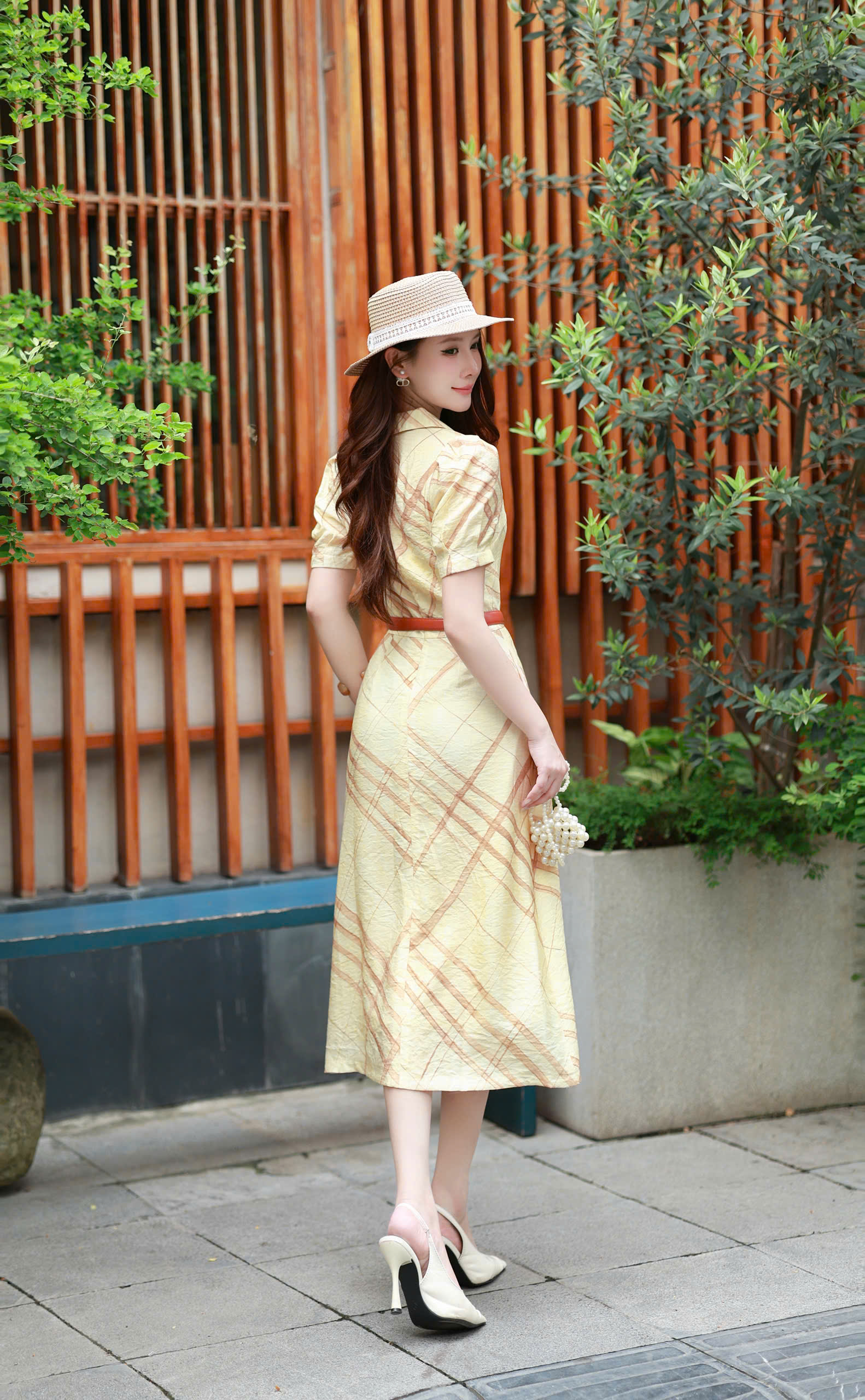 ĐẦM LINEN KẺ NÂU TÂY CỔ VEST
