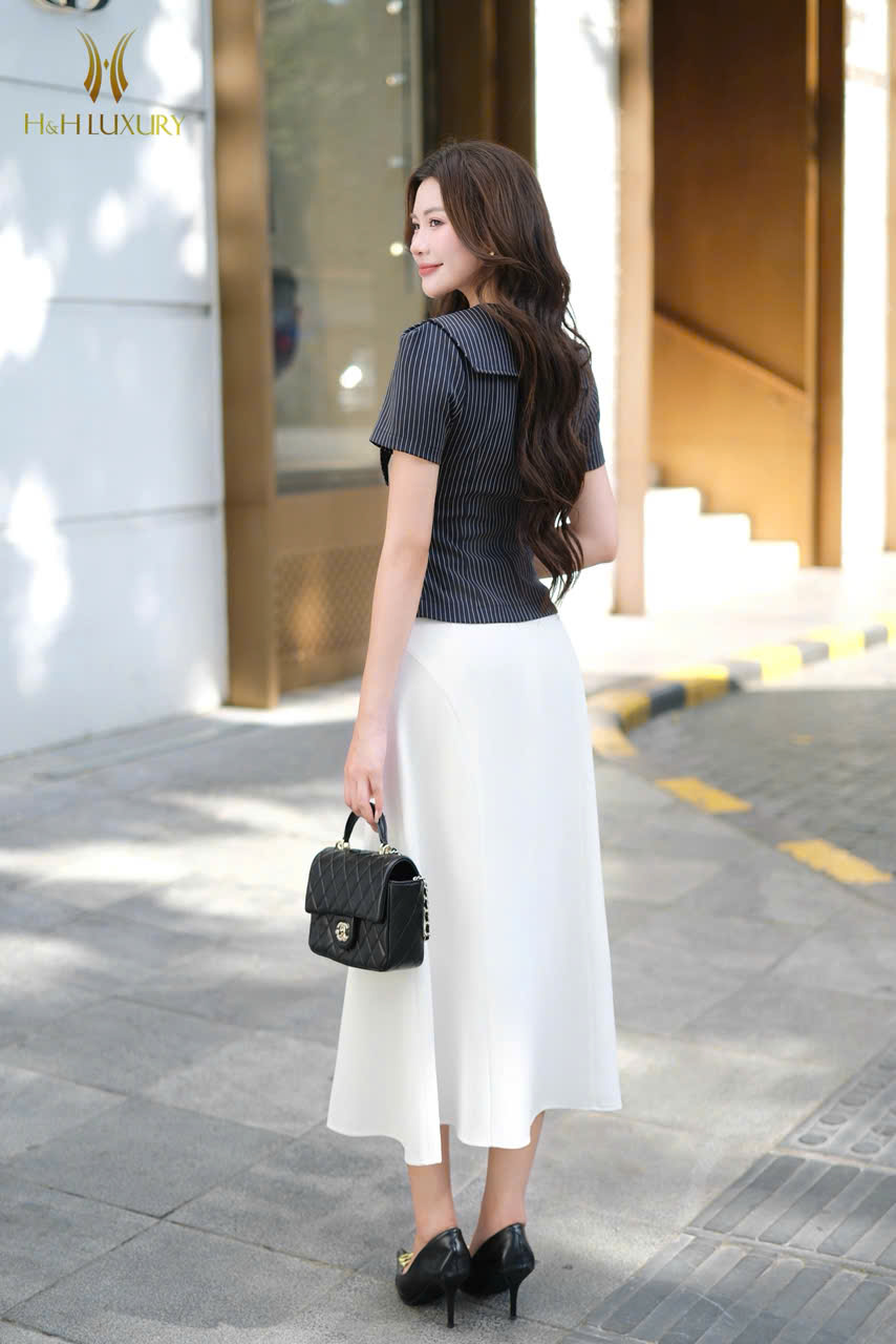 CHÂN VÁY TRẮNG XÒE