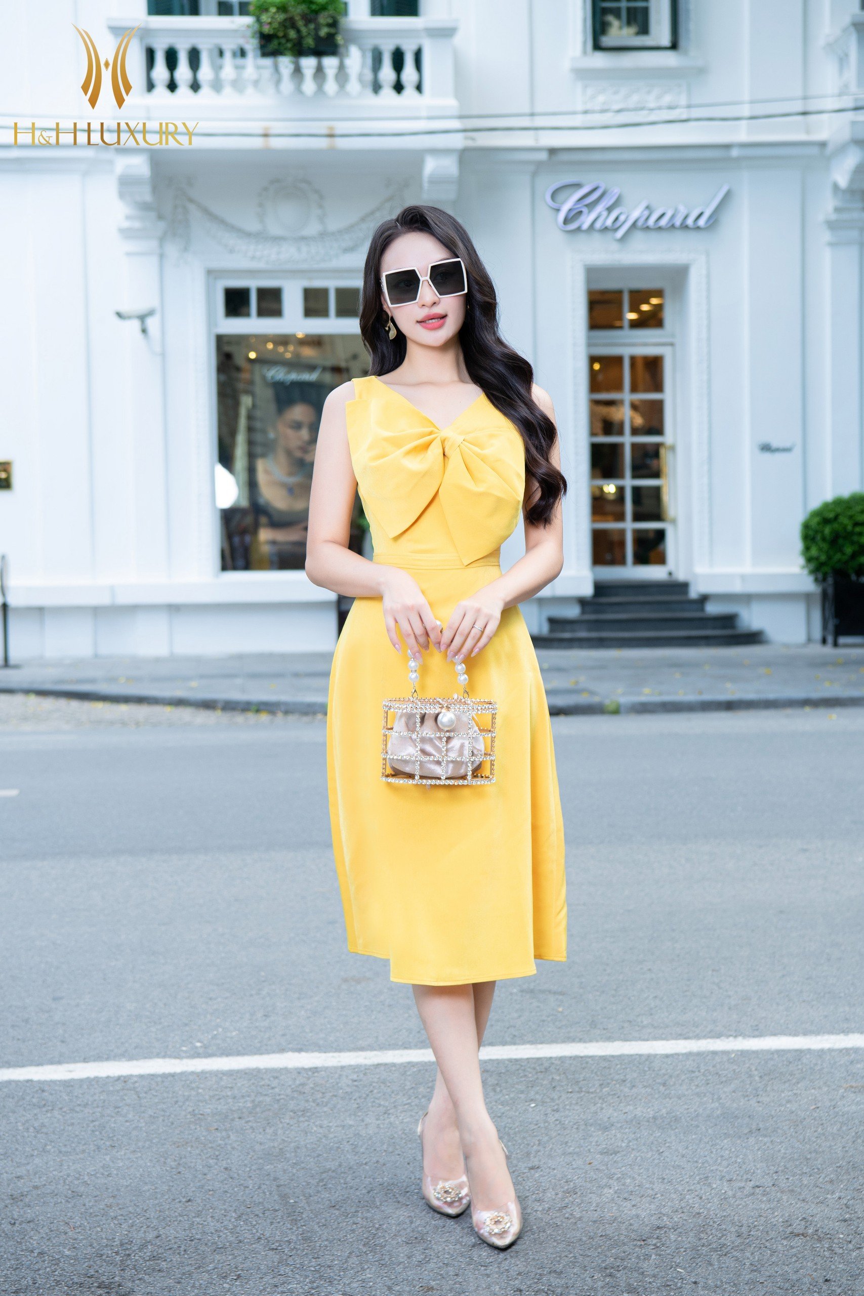 Đầm xòe vàng sát nách nơ ngực