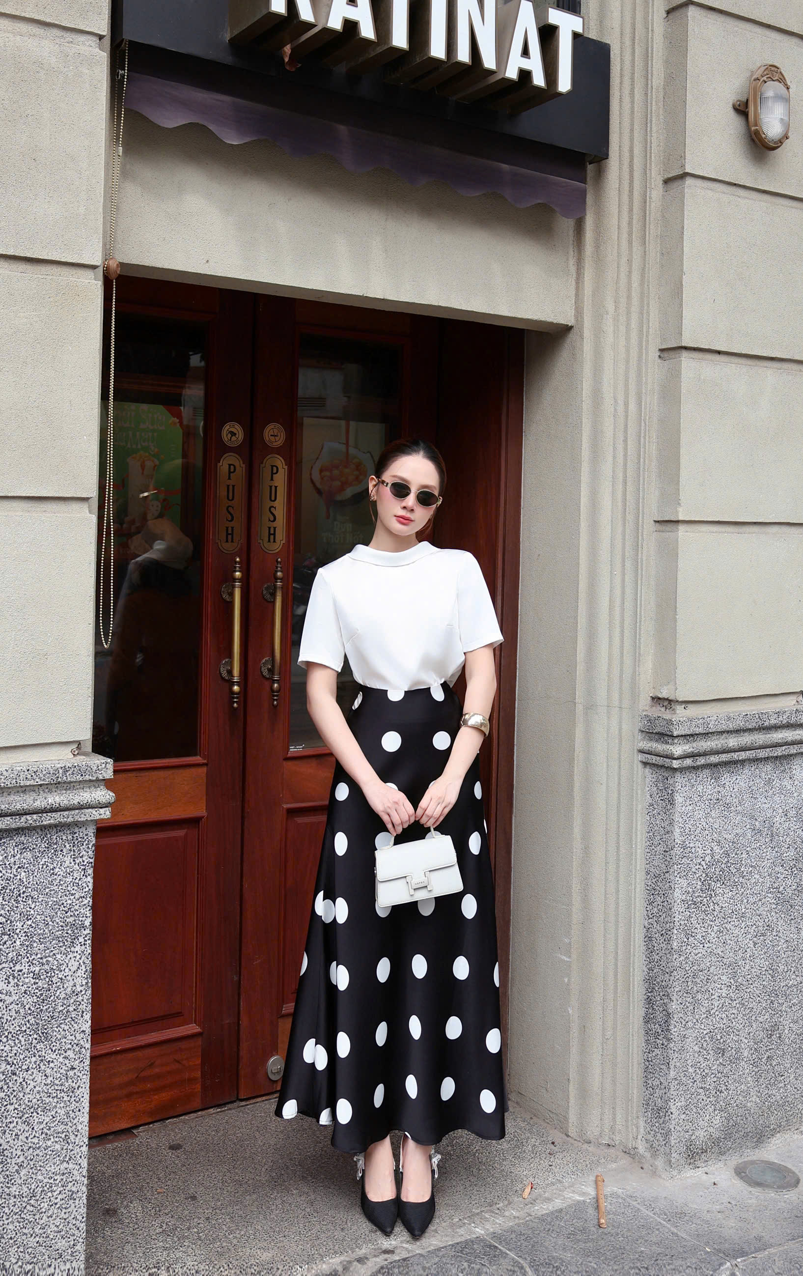 CHÂN VÁY CHẤM BI ĐEN TRẮNG XÒE NHẸ