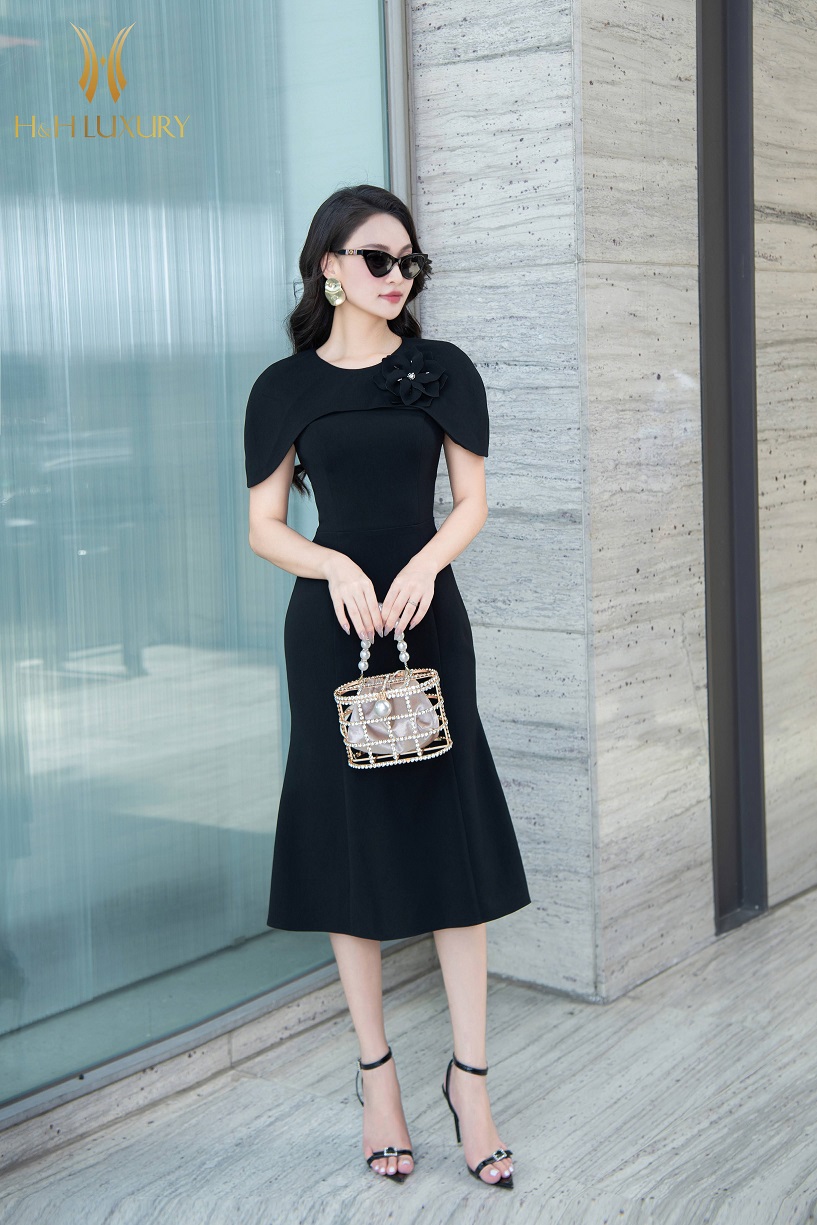 ĐẦM ĐEN ĐUÔI CÁ ĐÍNH HOA NGỰC