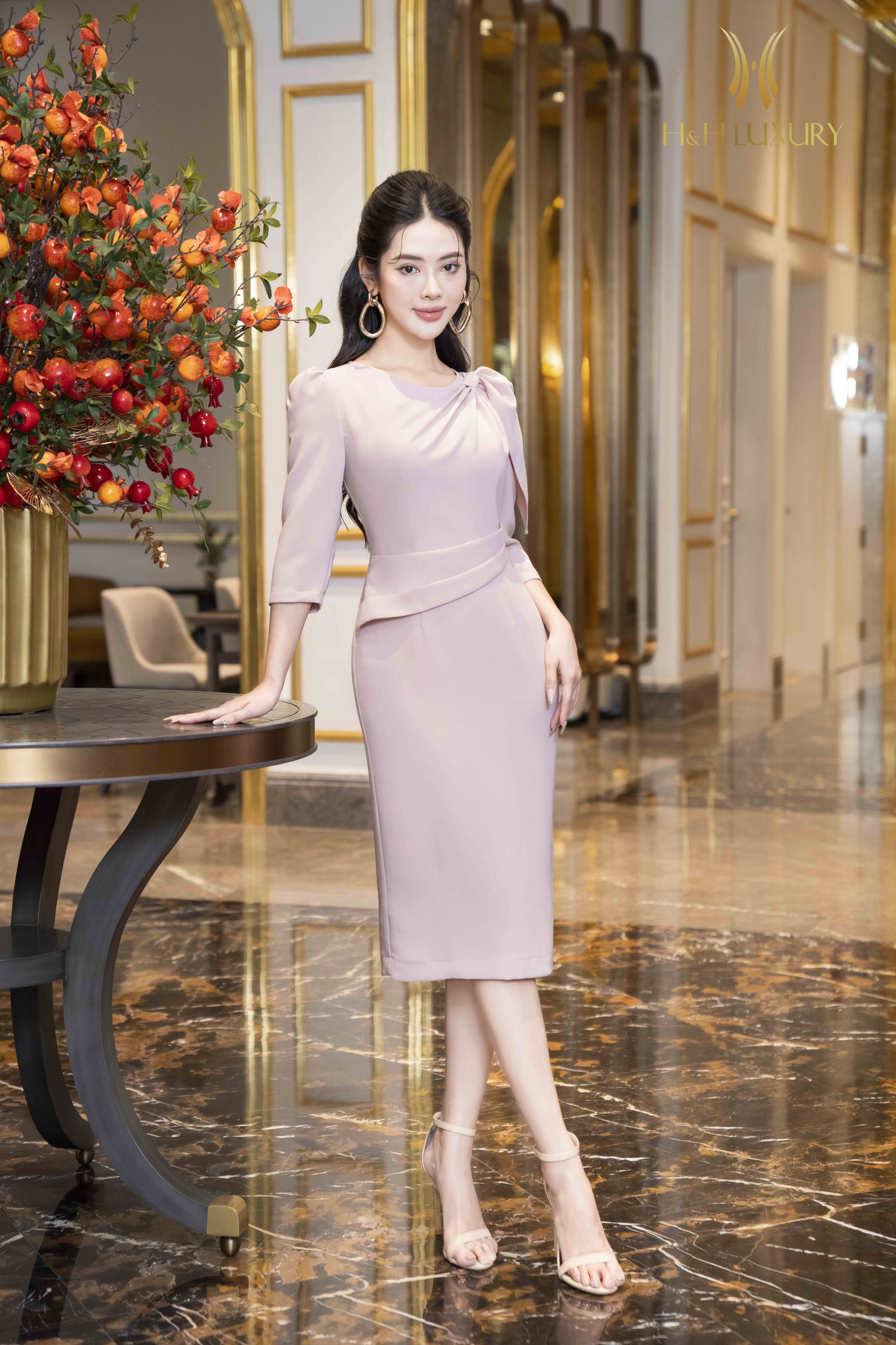 Sao Việt làm nũng với trang phục màu hồng