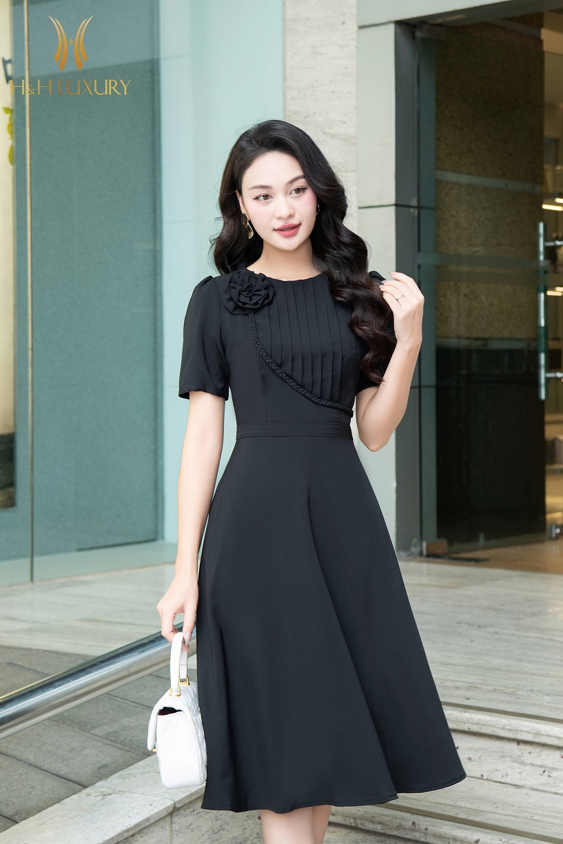 ĐẦM XÒE ĐEN XẾP LY HOA 3D NGỰC