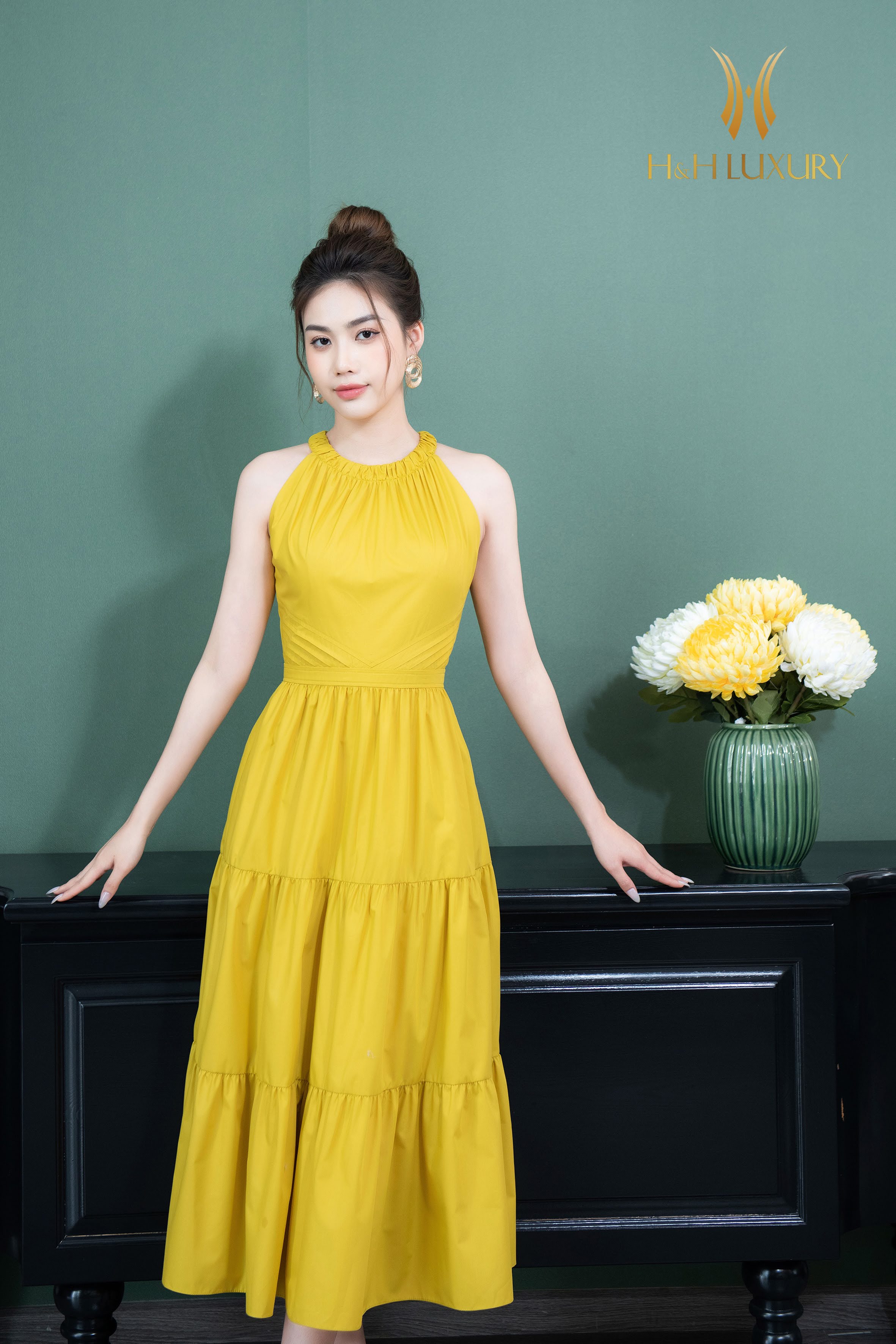 Đầm đen đi tiệc dáng xòe cổ yếm HL23-15 | Thời trang công sở K&K Fashion