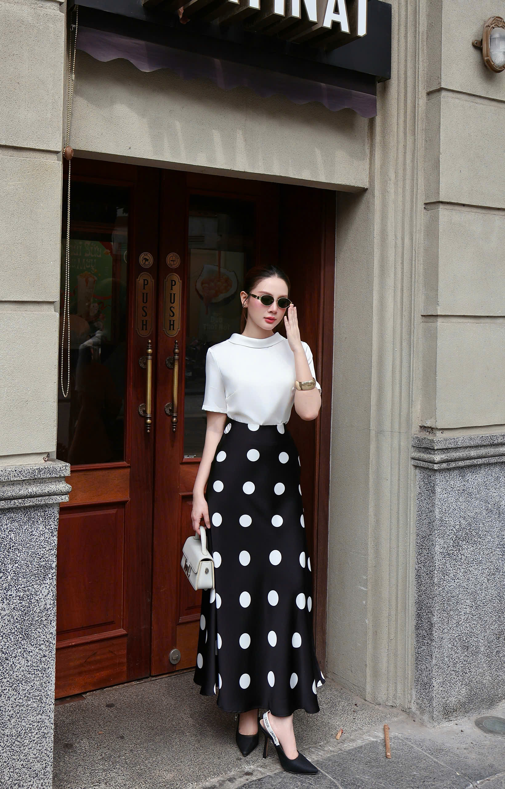 ÁO SƠ MI TRẮNG LỤA QUEEN CỔ V SAU