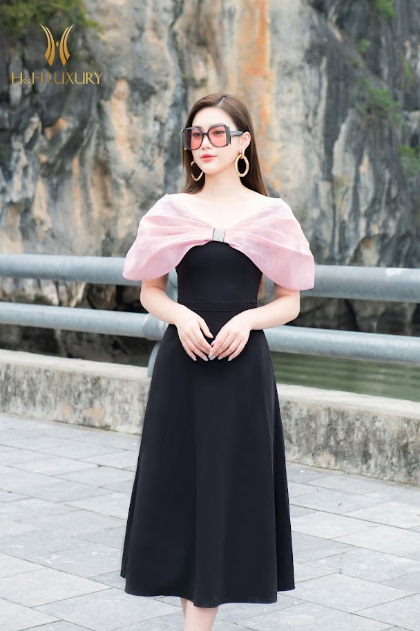 Đầm xòe đen phối tơ hồng đính đá