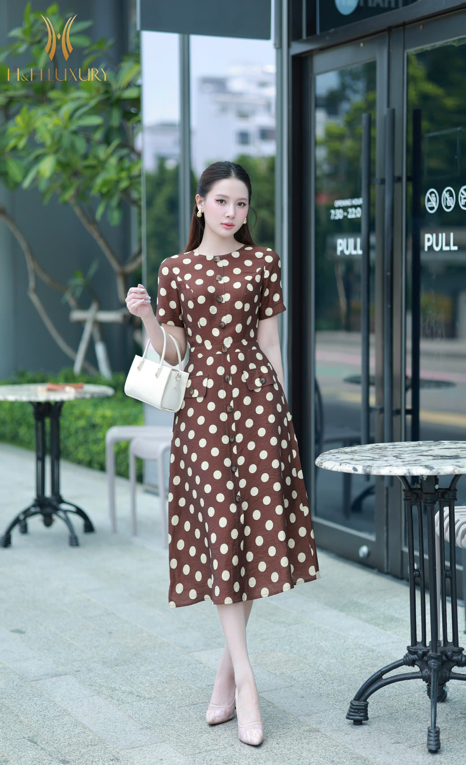 ĐẦM LINEN CHẤM BI NÂU TÂY ĐÍNH CÚC