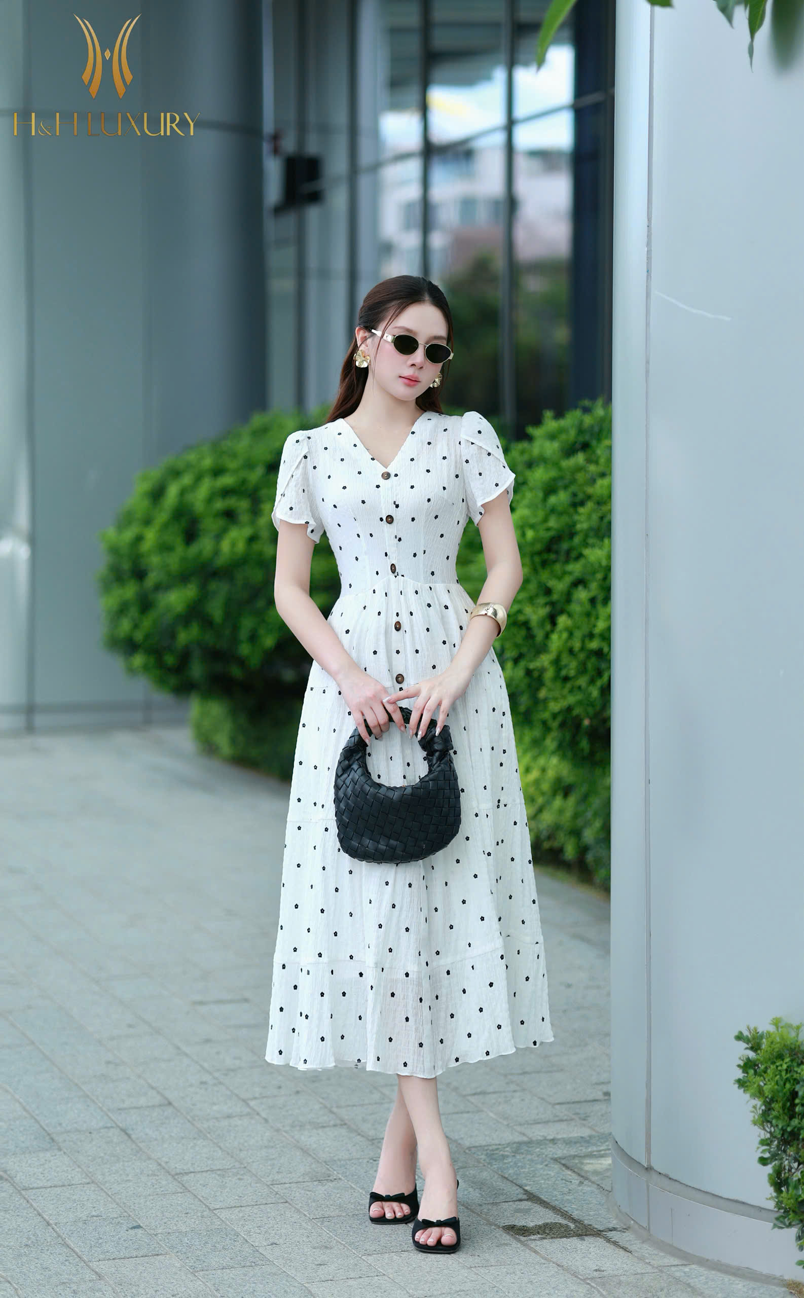 ĐẦM XÒE TRẮNG DẬP NHĂN CỔ V