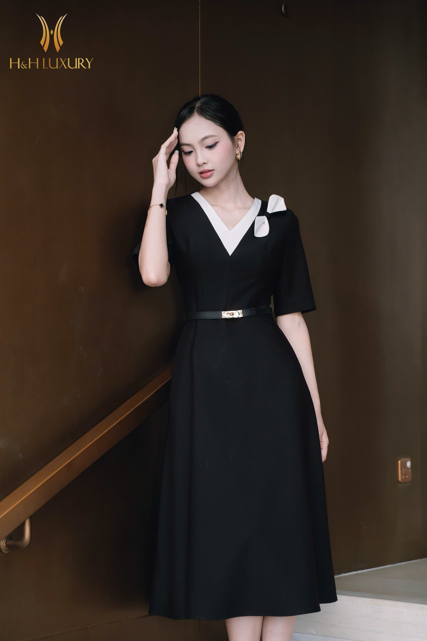 ĐẦM XÒE ĐEN CỔ V ĐÍNH NƠ