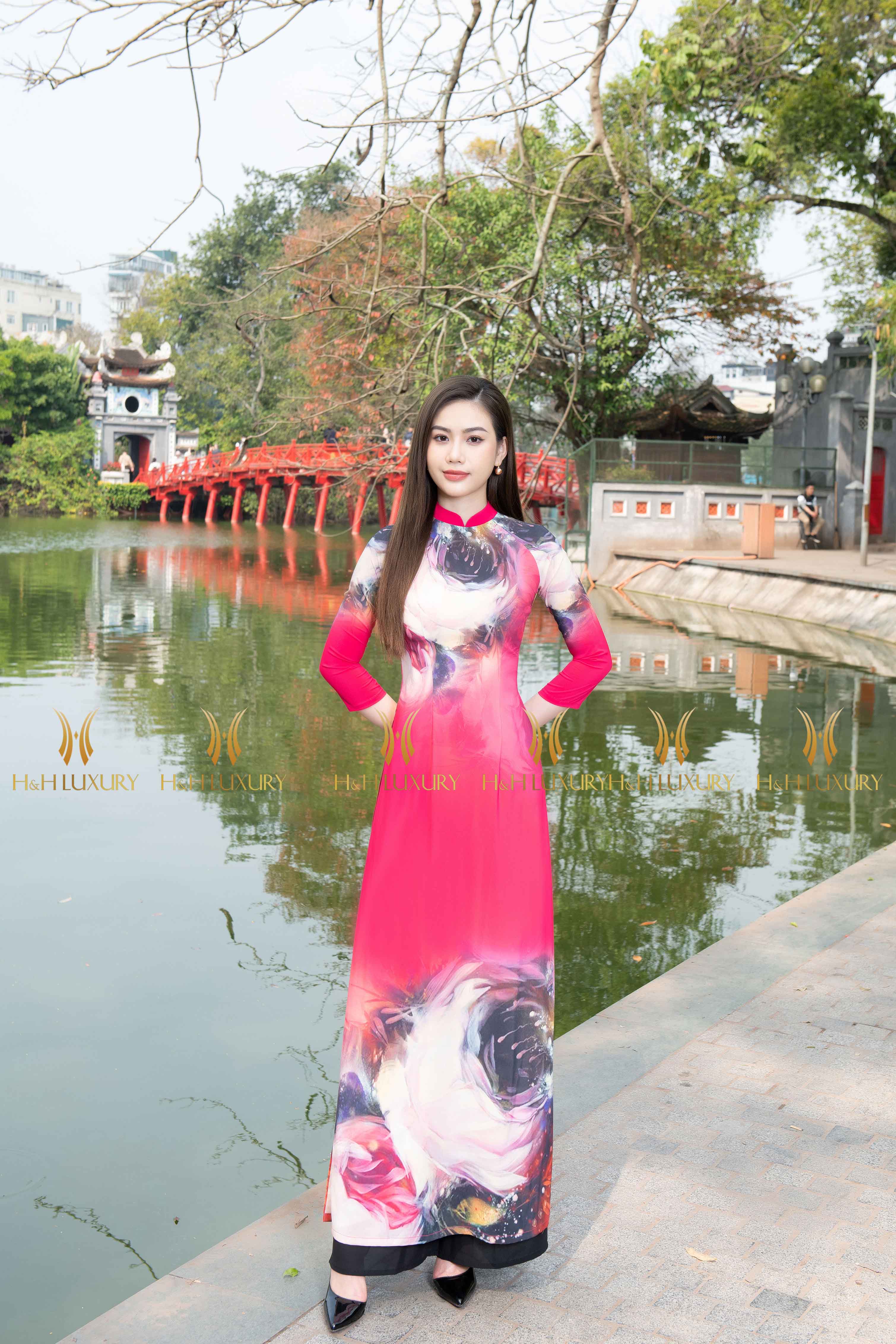 Áo dài lụa là một trong những trang phục truyền thống đặc trưng của Việt Nam. Với chất liệu lụa cao cấp và những họa tiết độc đáo, áo dài lụa là biểu tượng của sự thanh lịch và tinh tế. Hãy xem hình ảnh liên quan để được ngắm nhìn những chiếc áo dài lụa đẹp nhất cùng với những lời chúc tốt đẹp cho năm mới.