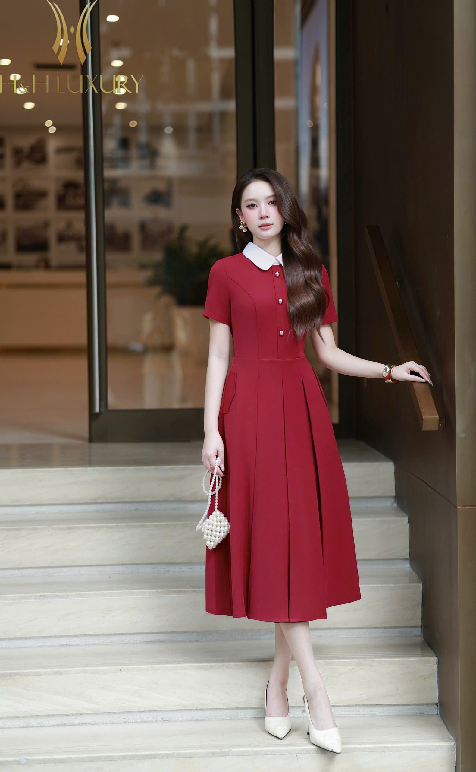 ĐẦM XÒE ĐỎ ĐÔ PHỐI CỔ TRẮNG