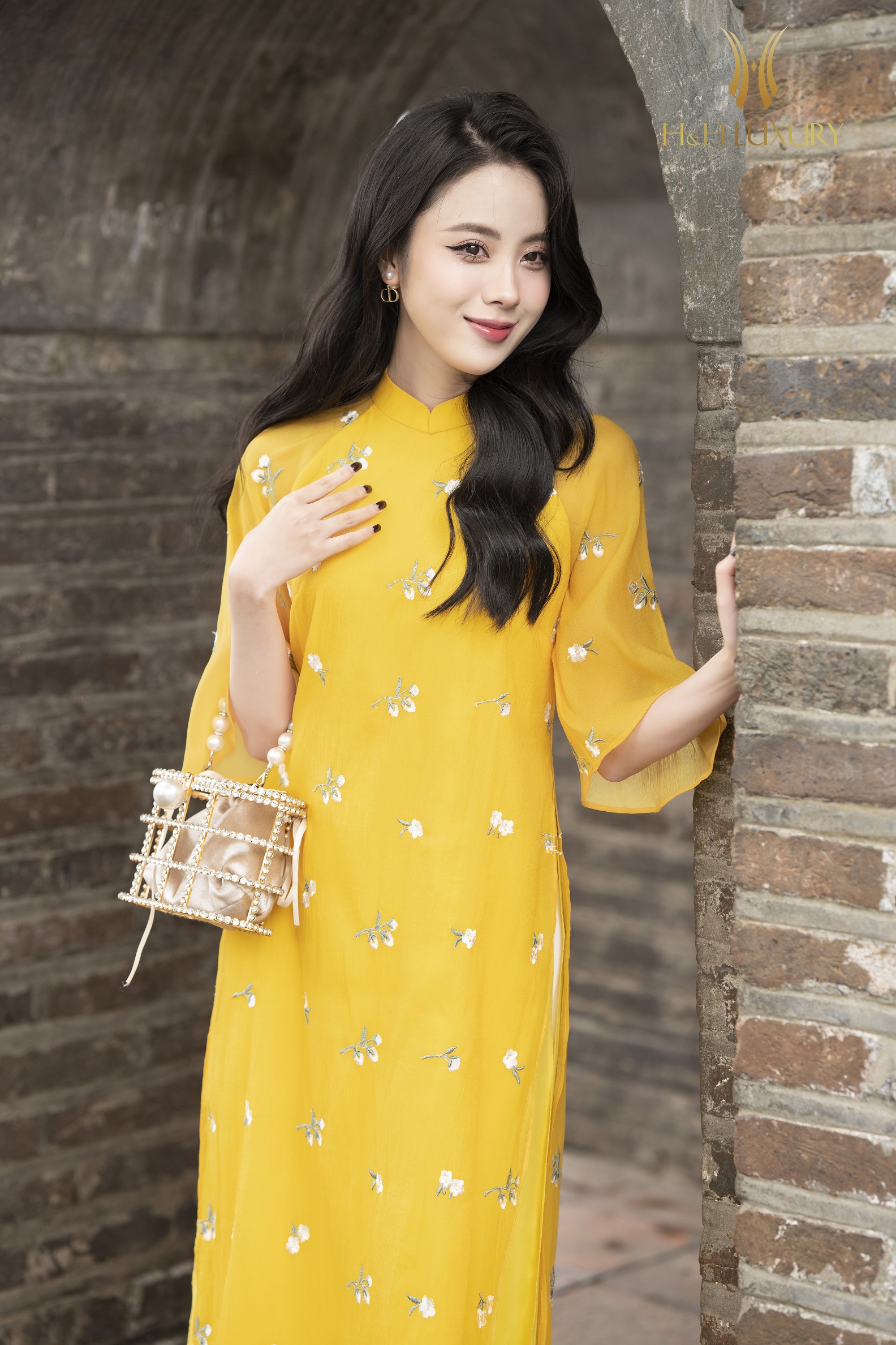 ÁO DÀI CÁCH TÂN TƠ  VÀNG THÊU HOA NHÍ