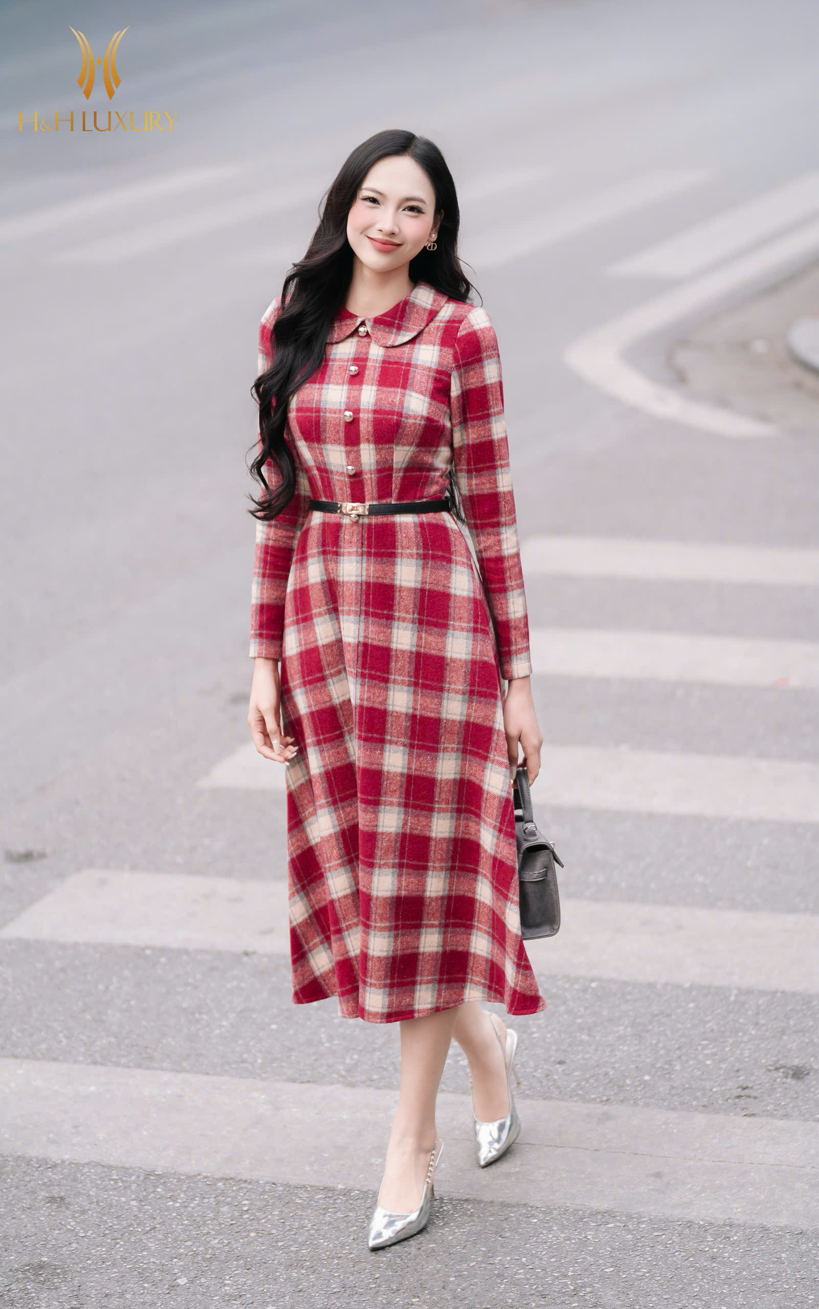 ĐẦM XÒE DẠ KẺ ĐỎ 2 TÚI CỔ SEN