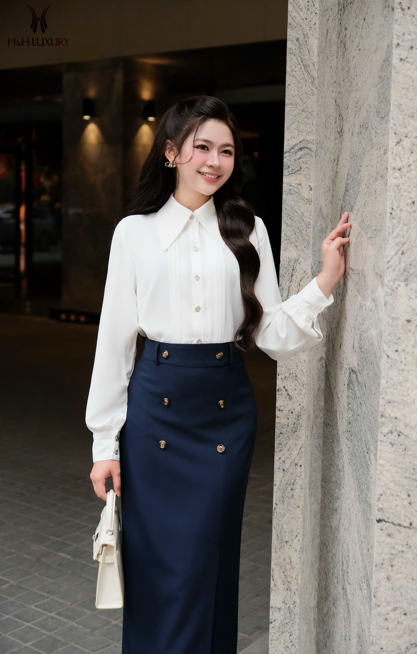 ÁO SƠ MI LỤA TRẮNG CỔ ĐỨC