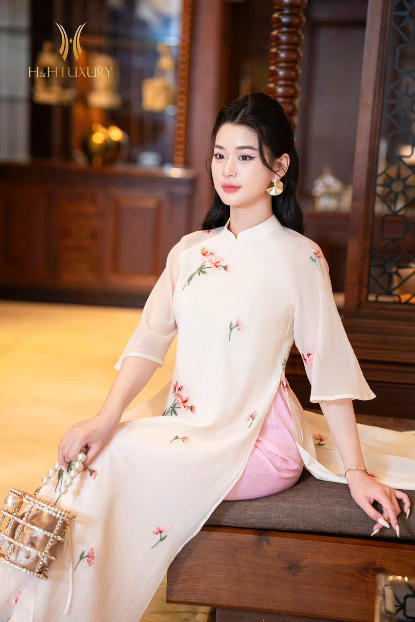 ÁO DÀI TƠ CÁCH TÂN THÊU HOA KEM NUDE