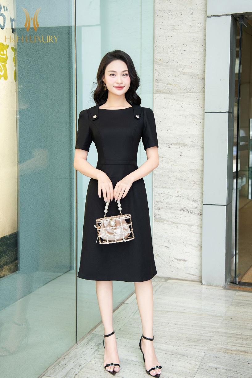 ĐẦM ÔM A KAKI NHẬT CO GIÃN CỔ THUYỀN ĐAN ĐÍNH CÚC