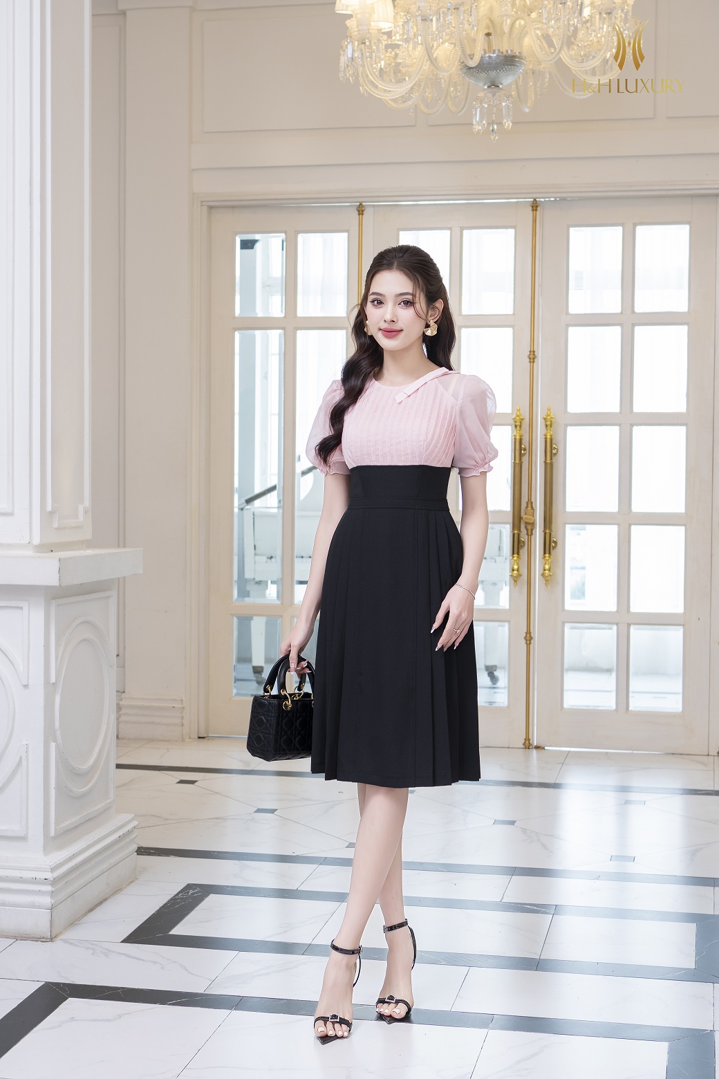 Đầm xòe đen xếp li phối tơ hồng nơ cổ