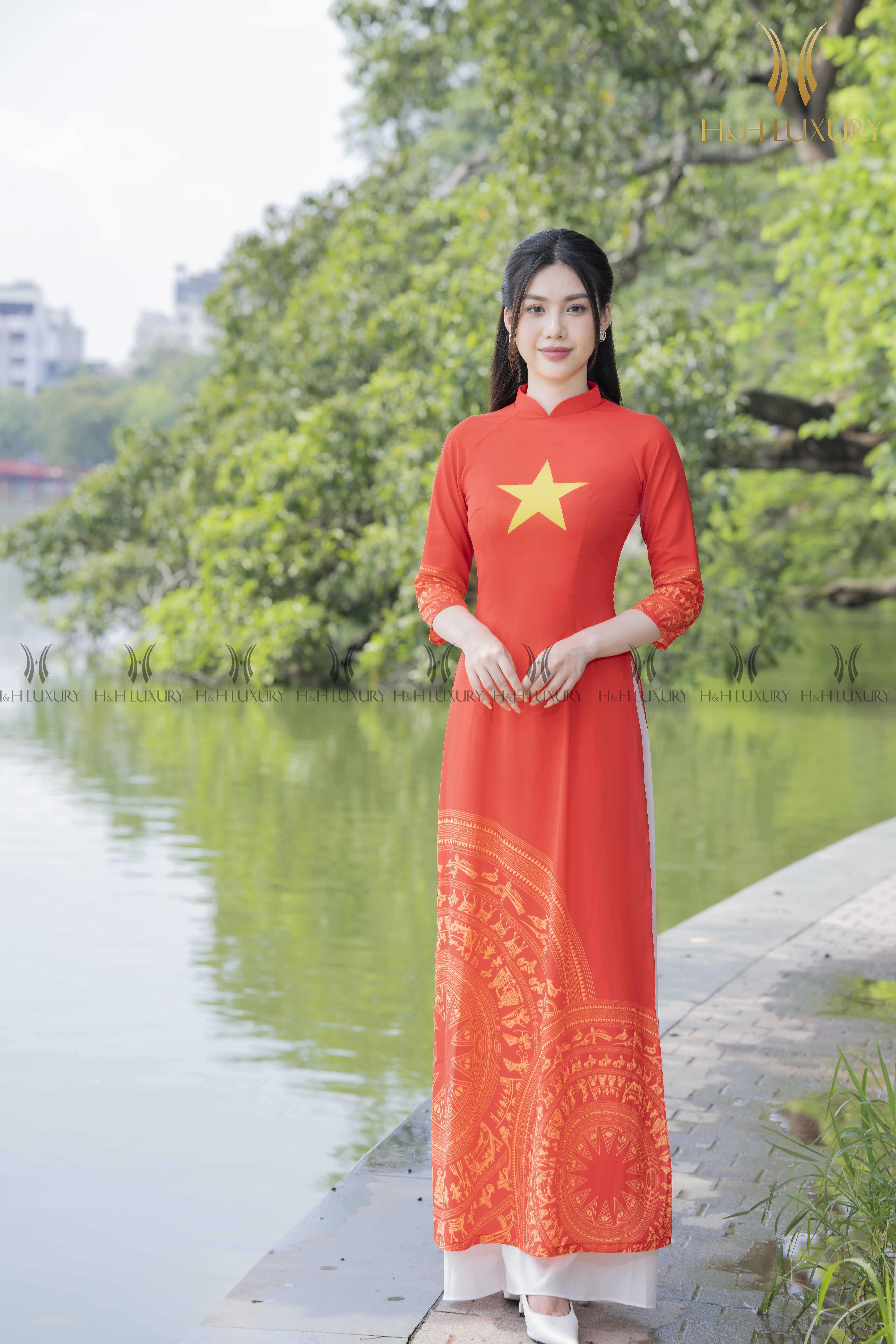 Áo dài đỏ Việt Nam