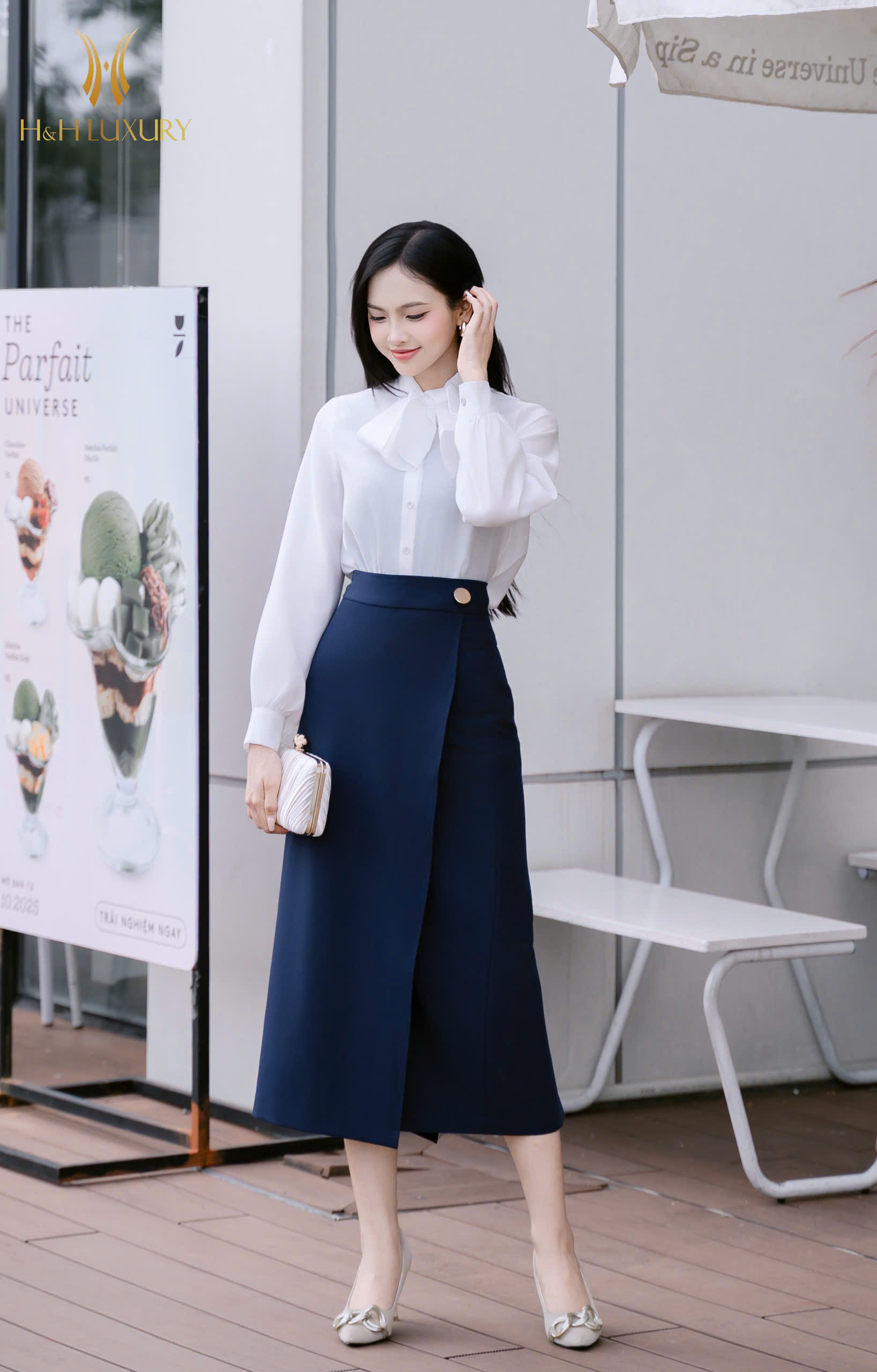 CHÂN VÁY XANH NAVY ĐÍNH KHUY ĐỒNG