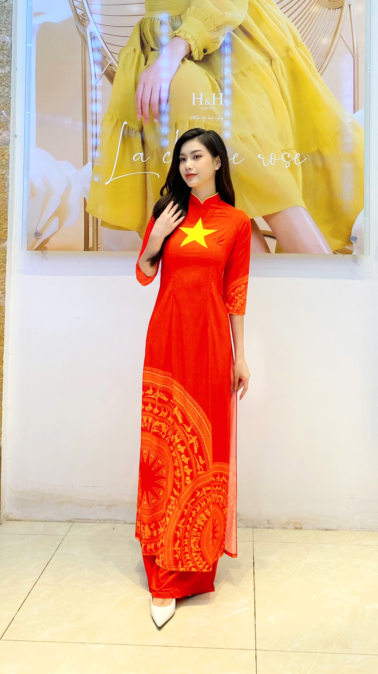 Áo dài lụa cổ viền vàng là một biểu tượng đẹp của truyền thống Việt Nam, tạo nên vẻ đẹp thanh lịch, trang nhã và quyến rũ cho người mặc. Hãy xem ảnh để khám phá vẻ đẹp tinh tế và sự tinh xảo trong từng chi tiết của áo dài lụa cổ viền vàng.