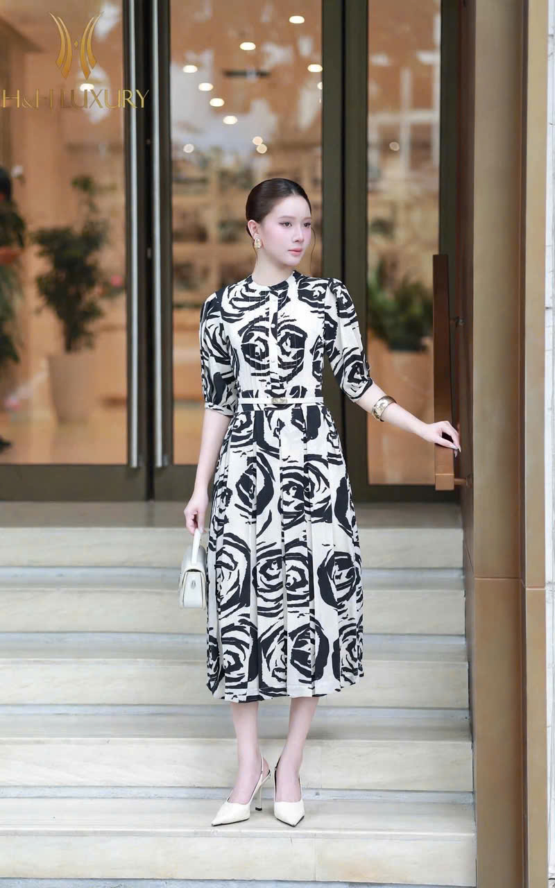 ĐẦM LỤA HOA TRẮNG XẾP LY TAY