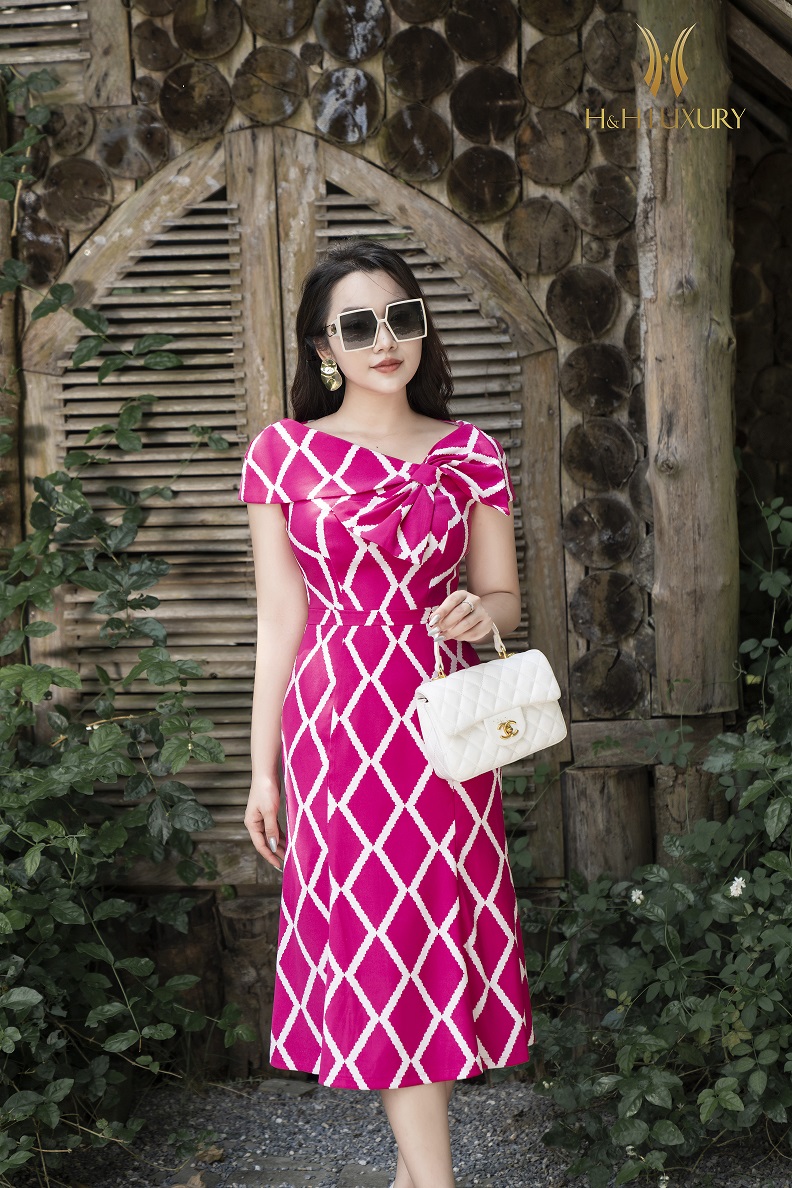 ĐẦM ĐUÔI CÁ KẺ Ô HỒNG SEN NƠ VAI