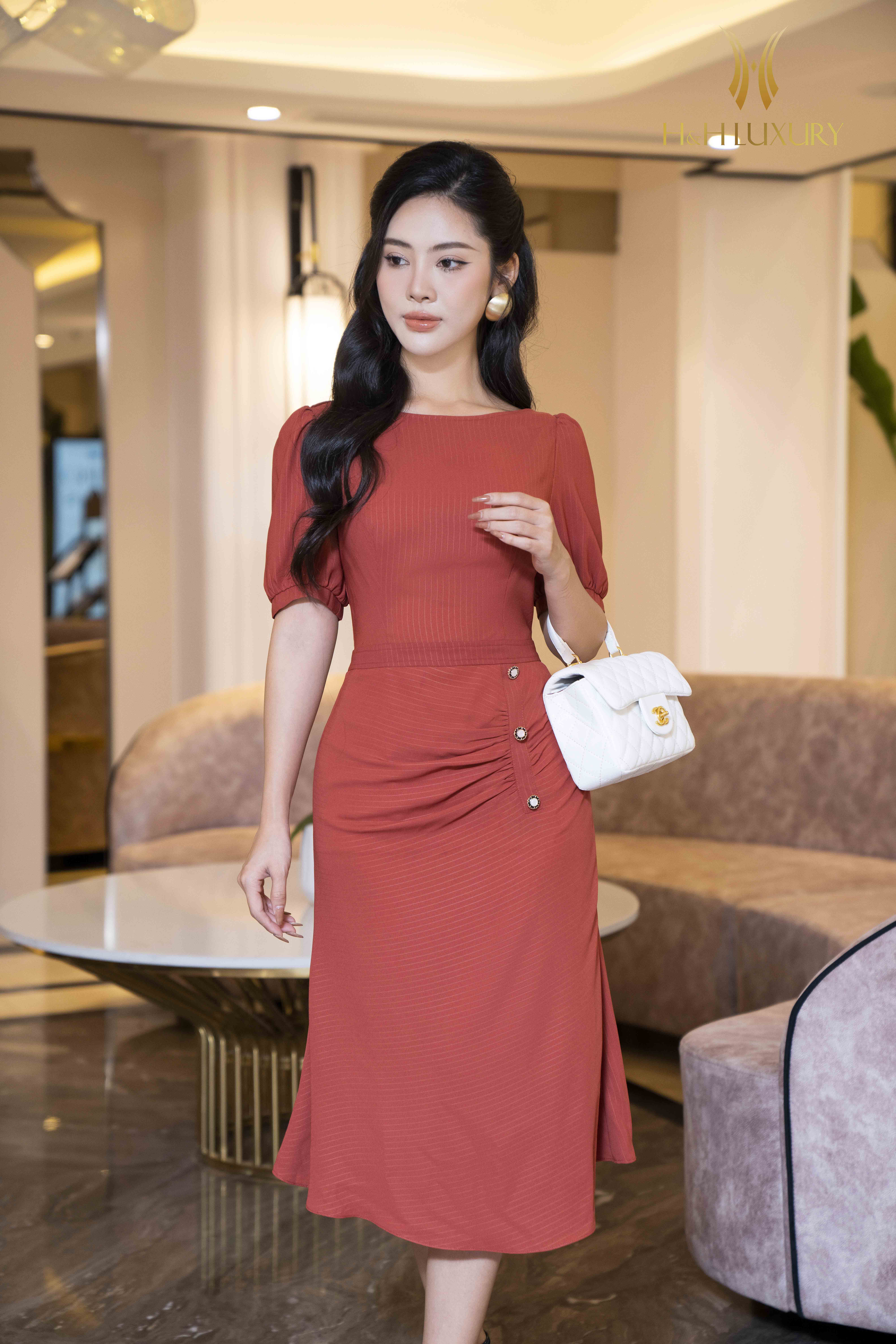 Ngọc nữ Song Hye Kyo mặc hàng hiệu đơn sắc khoe vẻ đẹp mong manh quyến rũ
