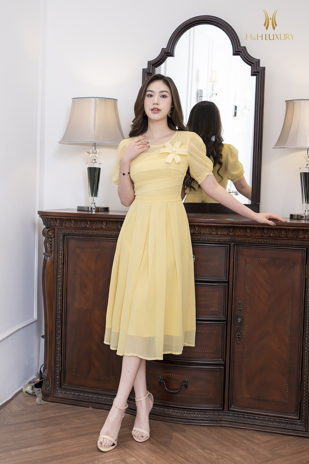 Đầm xòe tơ vàng xếp li đính hoa