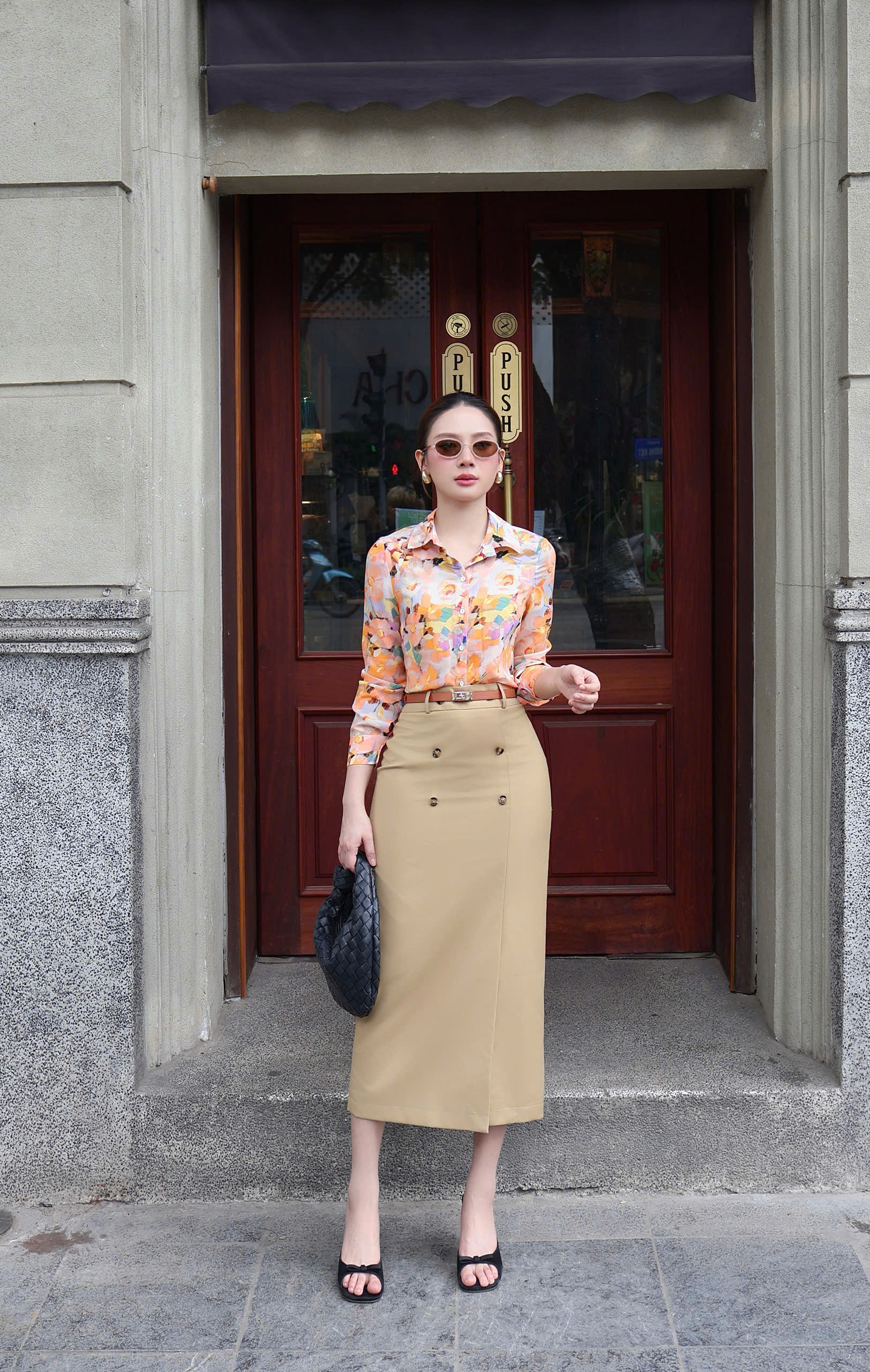 CHÂN JUP BÚT CHÌ VÀNG CÁT KAKI ĐÍNH CÚC