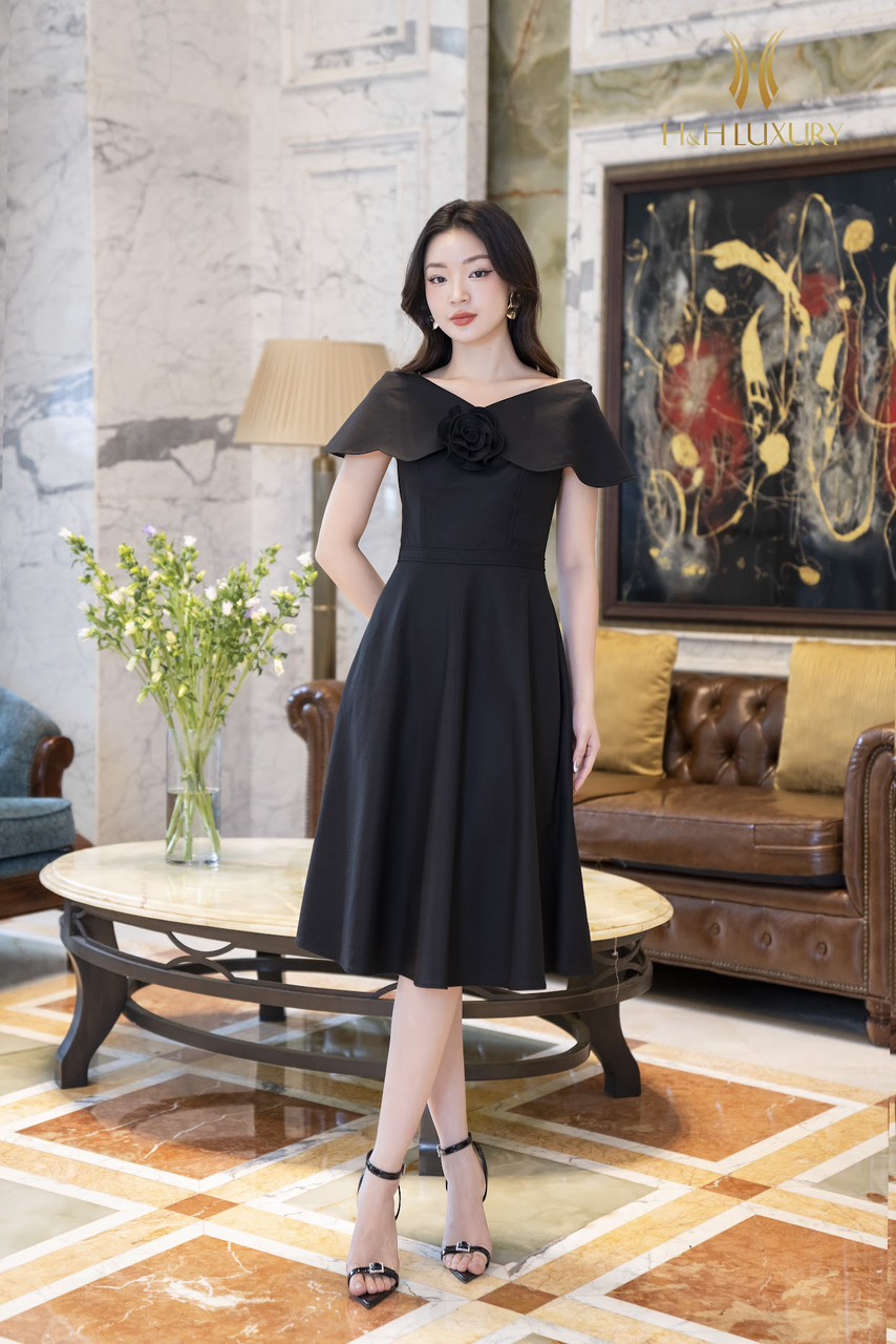 ĐẦM XÒE ĐEN CỔ LƯỢN ĐÍNH HOA