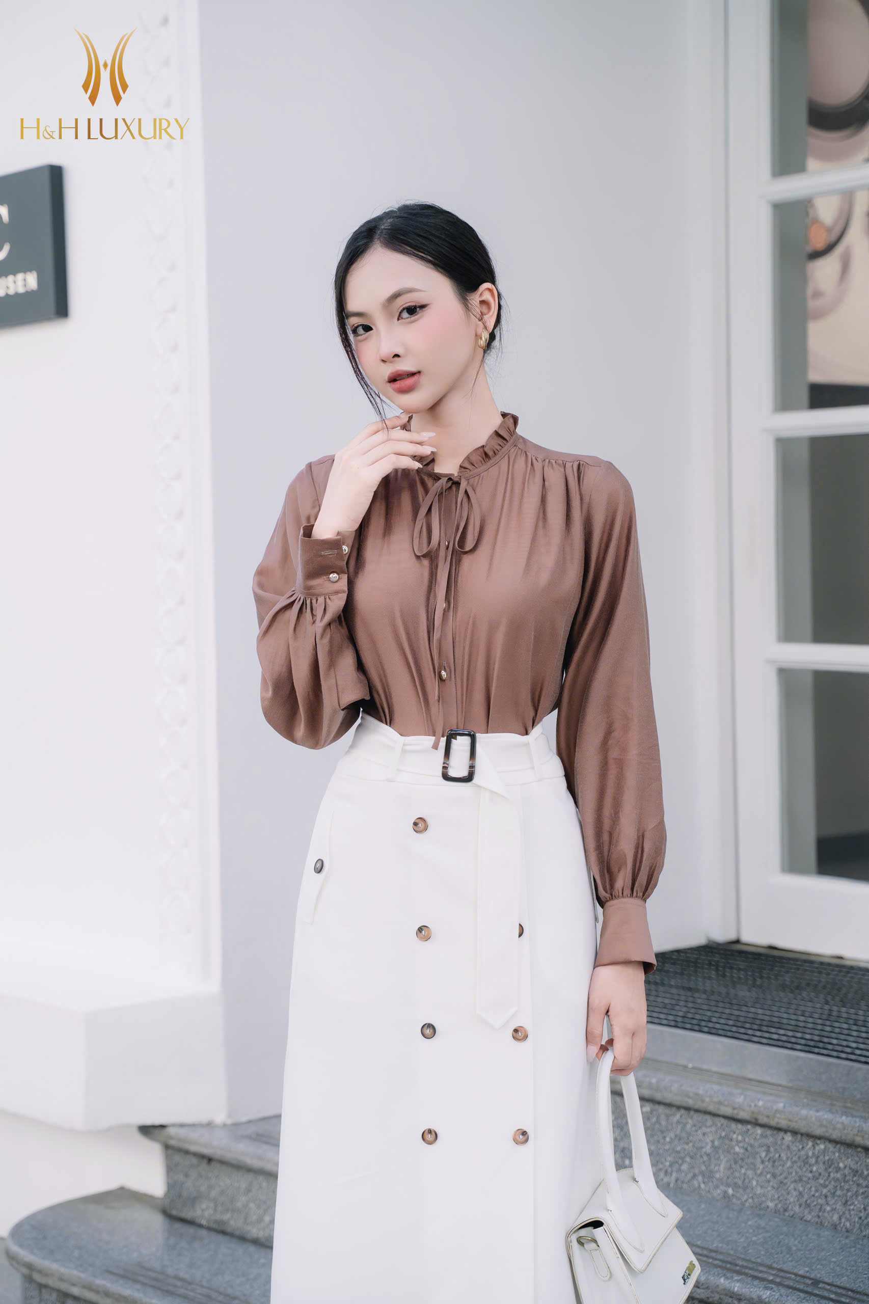 ÁO SƠ MI CỔ BÈO NƠ CỔ NÂU