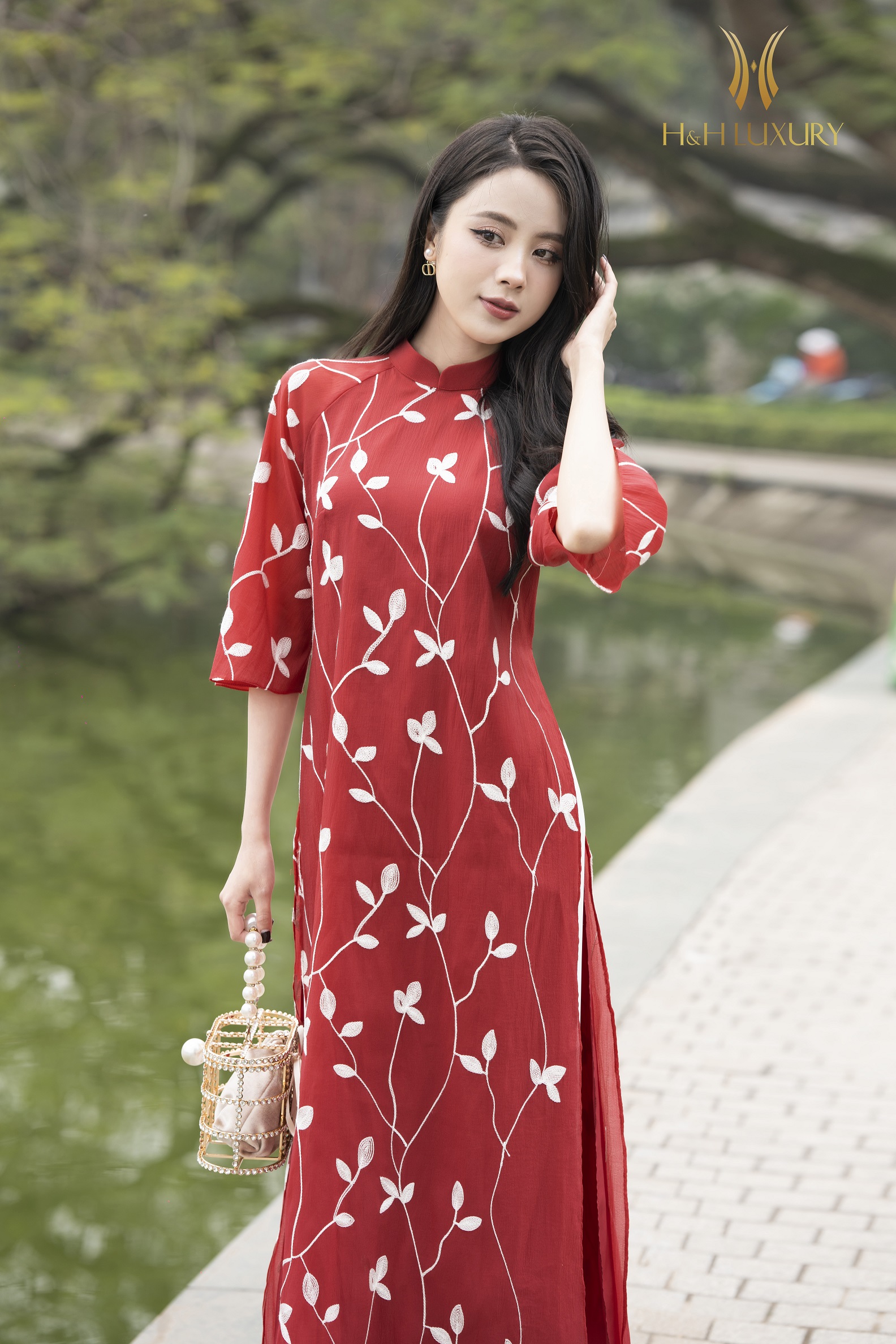 ÁO DÀI CÁCH TÂN TƠ ĐỎ THÊU LÁ