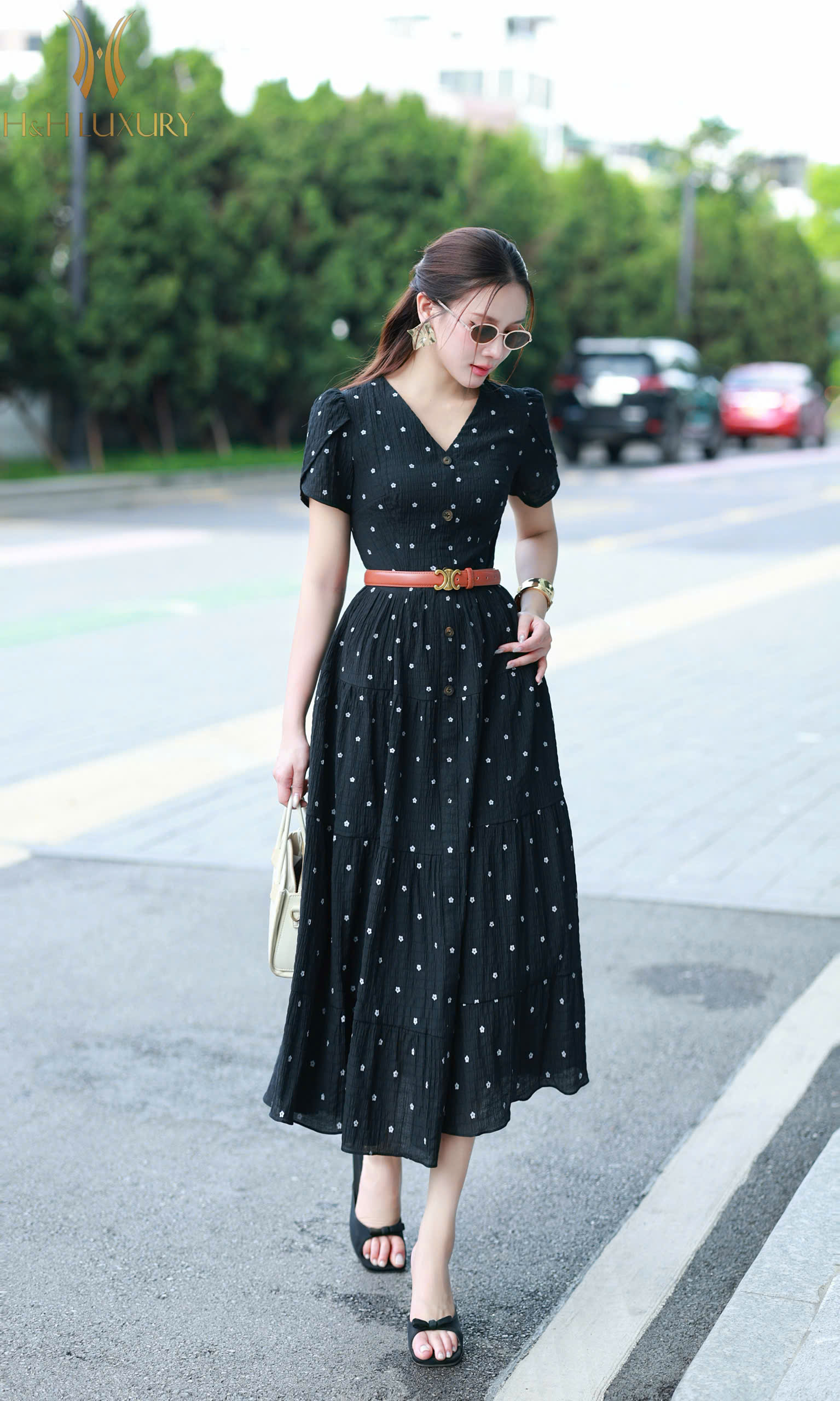 ĐẦM TẰM HOA NHÍ ĐEN CỔ V