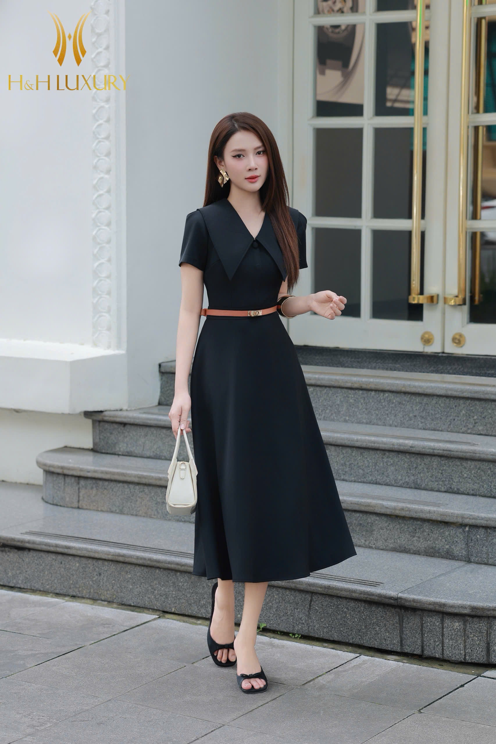 ĐẦM XÒE ĐEN TÚI SƯỜN