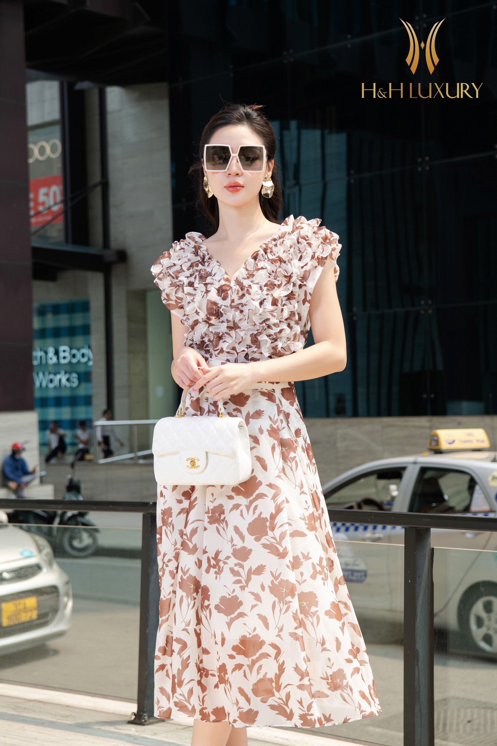 ÁO SƠ MI TƠ HOA HOA NÂU CROPTOP CỔ V BÈO THÂN