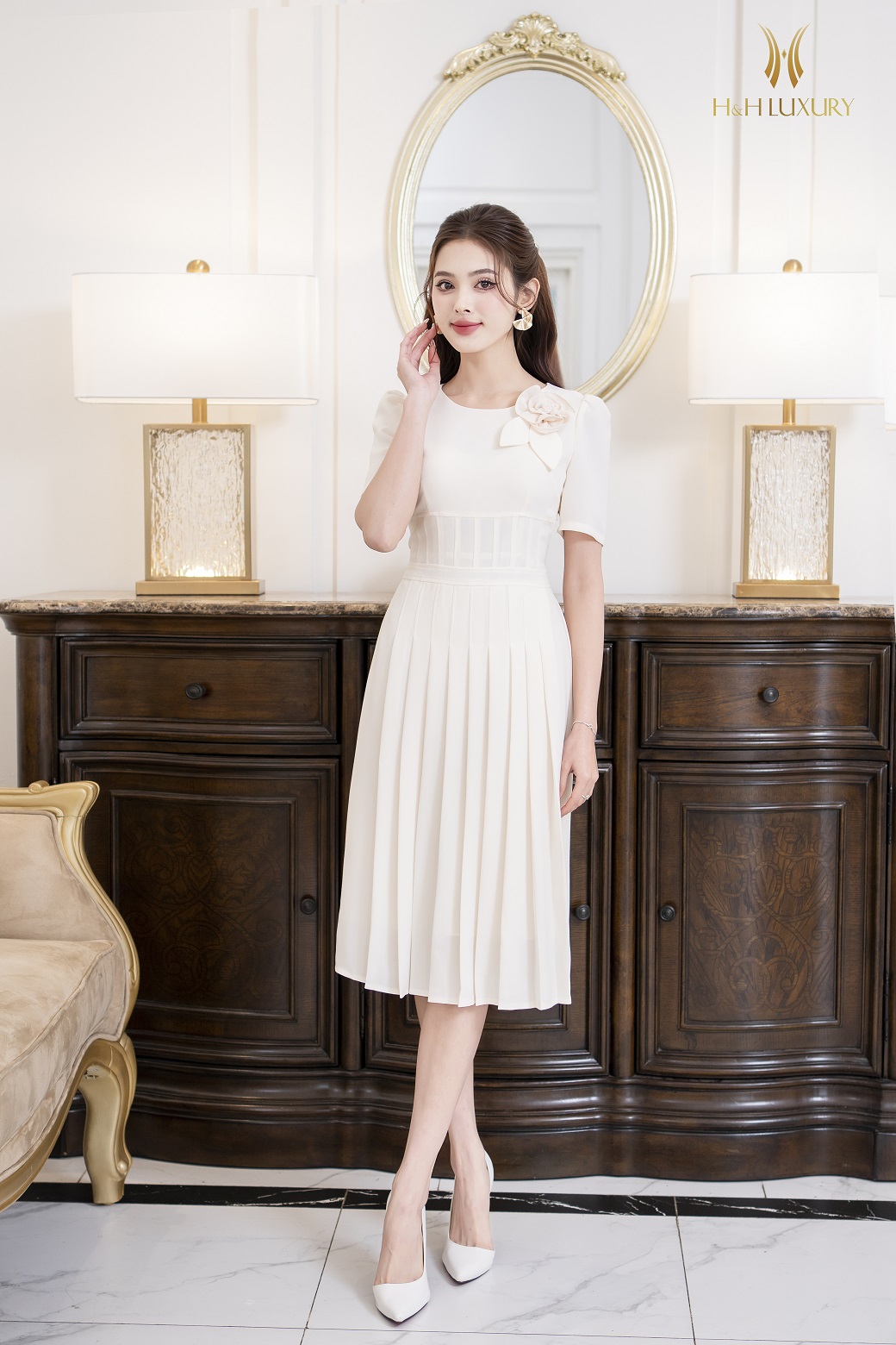 ĐẦM XÒE TRẮNG KEM XẾP LY ĐÍNH HOA